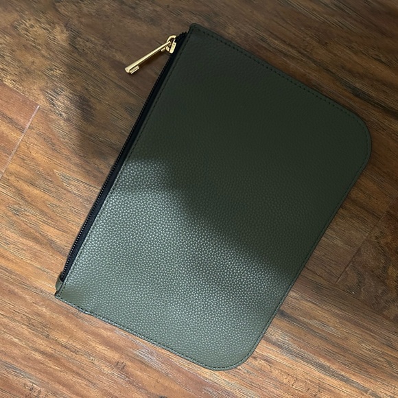 Marc Jacobs Olive Green Top Zip Clutch With Logo Clean Inside Like New - Picture 7 of 9